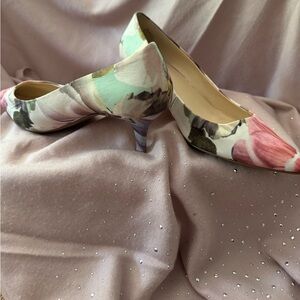 Beautiful flower print 2 inch heel.